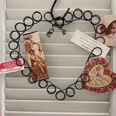 heart shaped metal loop photo holder